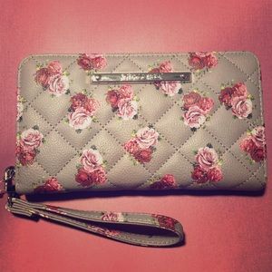 ⭐️NWT Betsey Johnson Rose Printed Zip Wallet⭐️